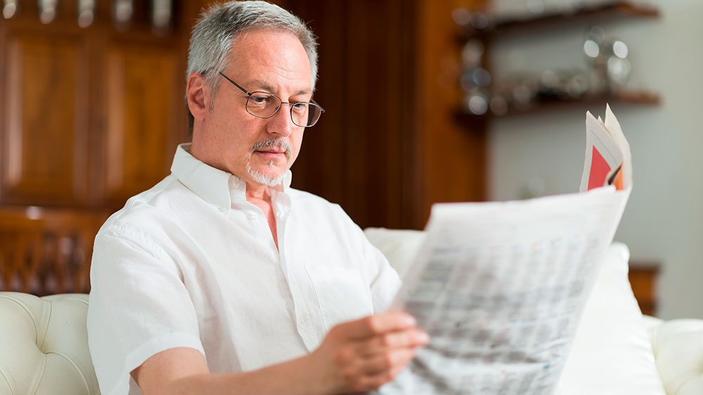 Har du svært ved at læse for eksempel en avis, kan du tage en test på læsogskrivbedre.dk. Foto: Shutterstock